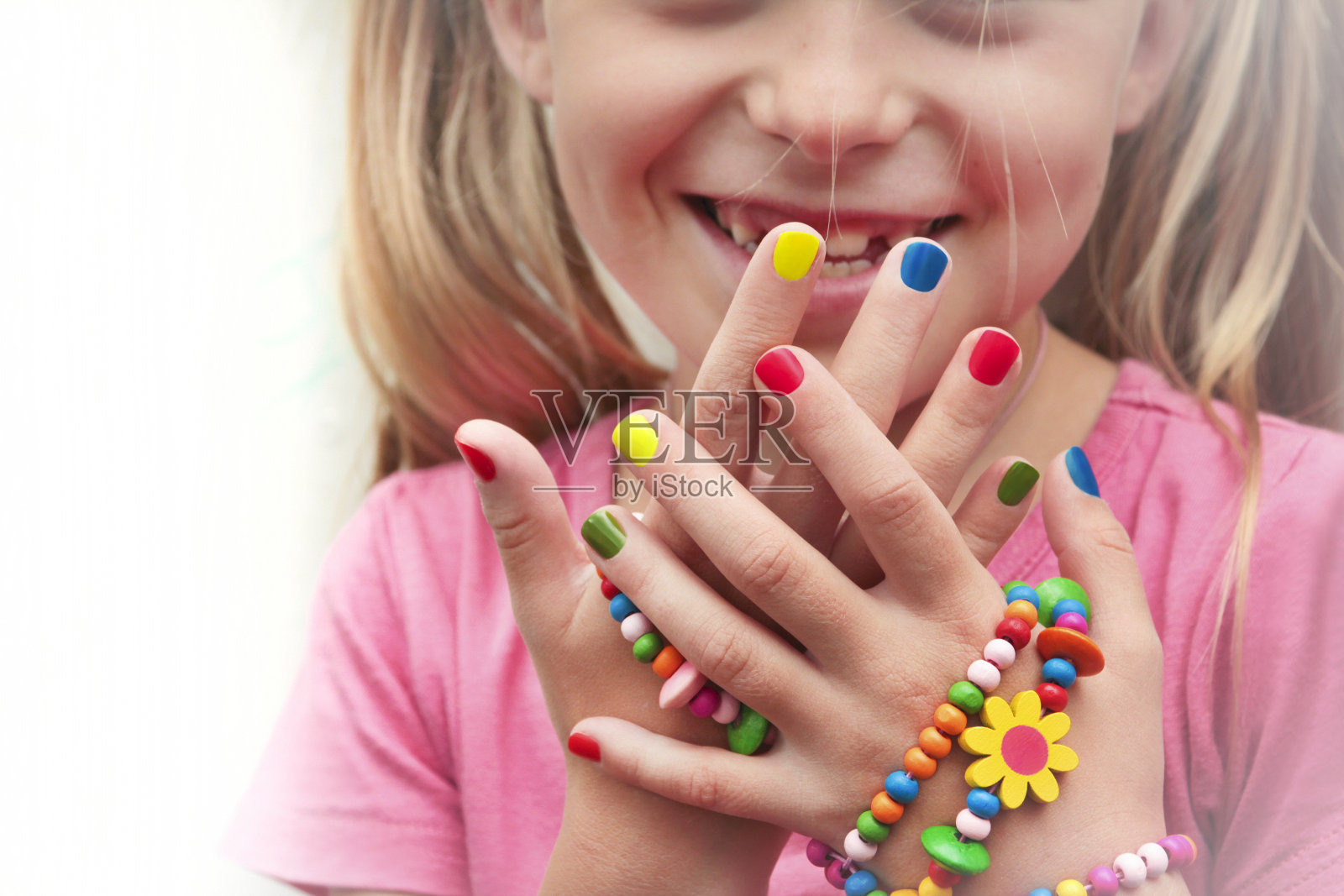 孩子们的五彩缤纷的修指甲。照片摄影图片