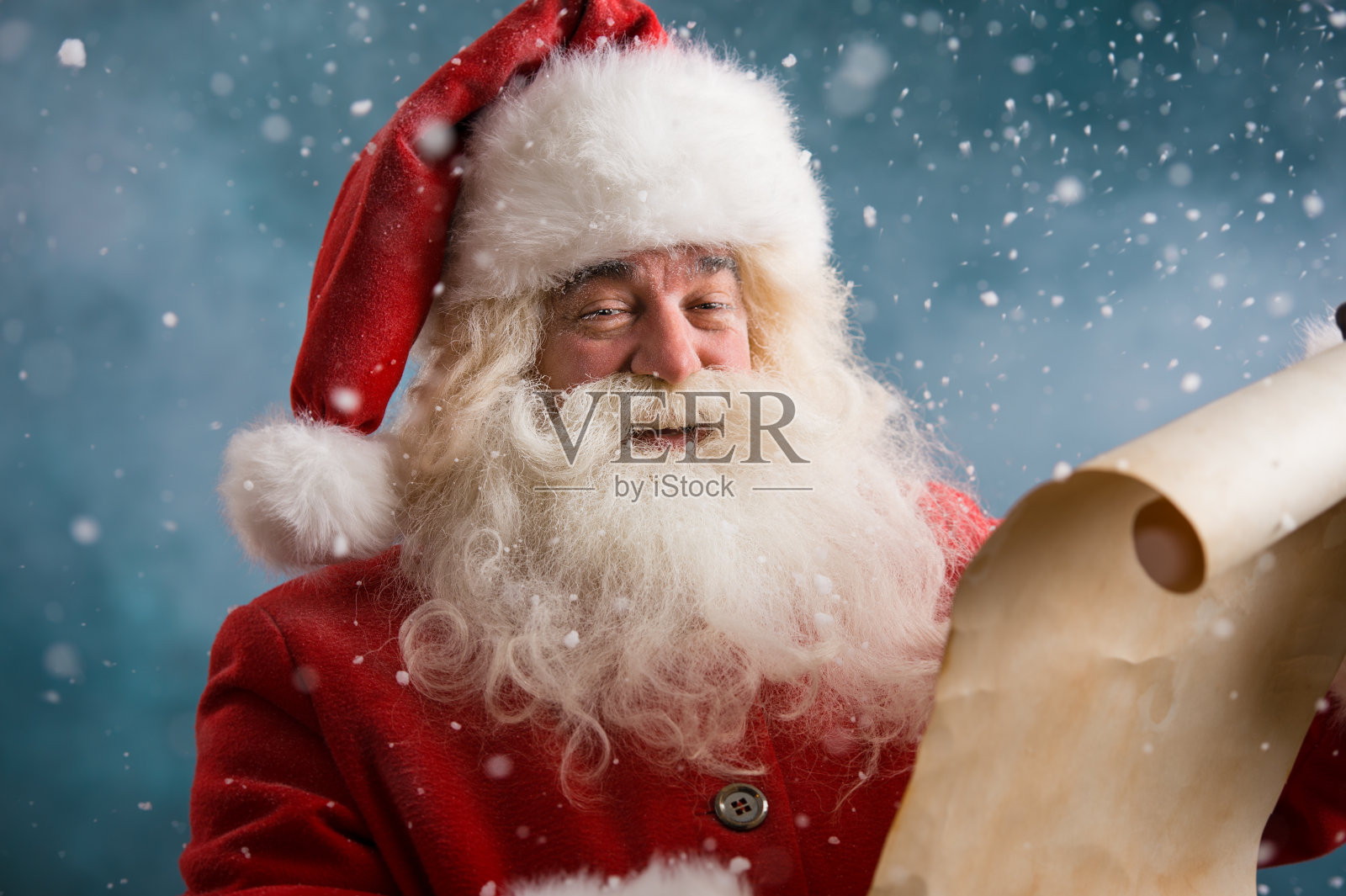 圣诞老人在读圣诞信照片摄影图片