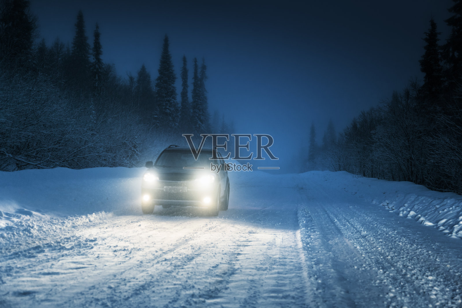 冬季俄罗斯森林里的车灯照片摄影图片