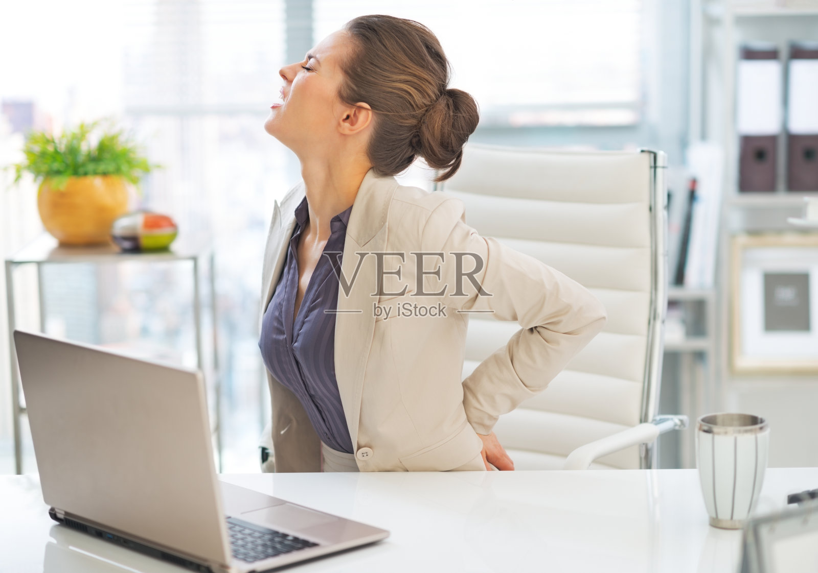 商务女性在办公室背部疼痛的肖像照片摄影图片