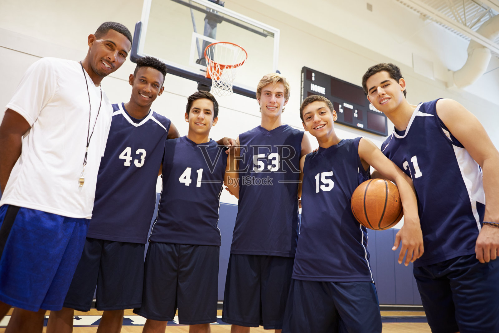 高中男子篮球队队员及教练照片摄影图片