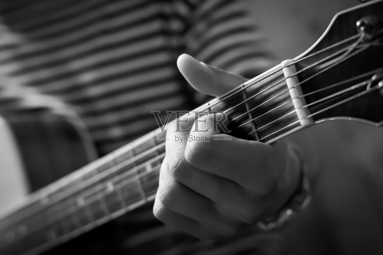 吉他手的手靠近照片摄影图片