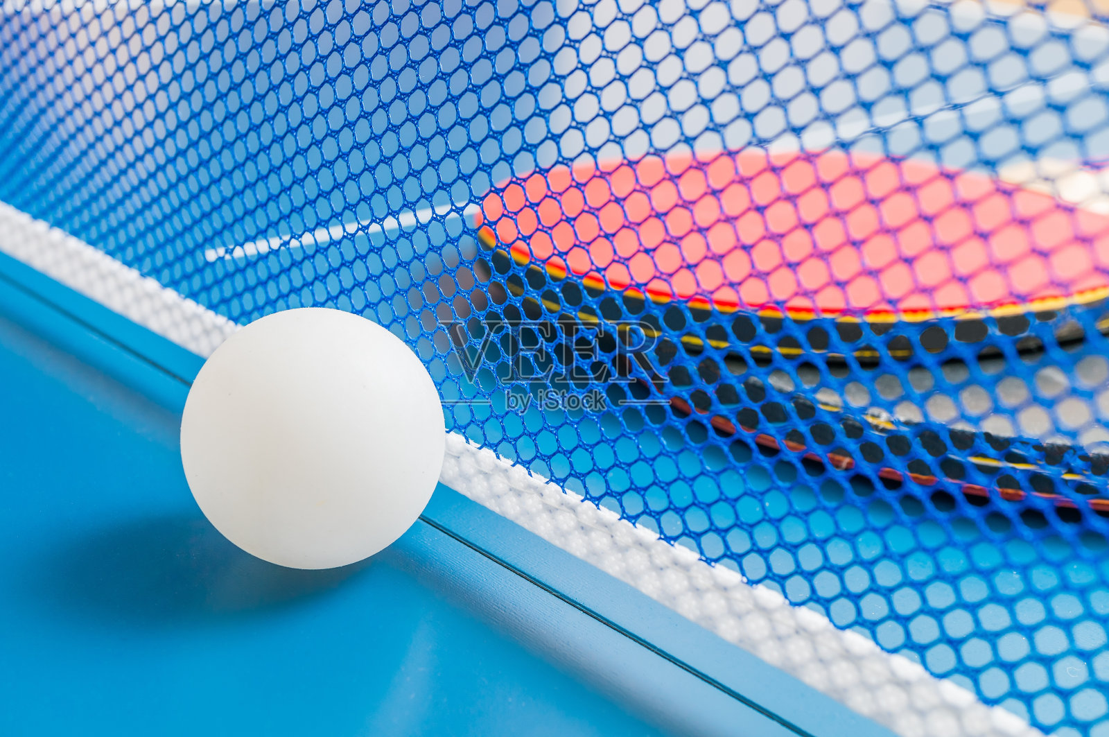 体育游戏的概念。乒乓球用的球和球拍。照片摄影图片