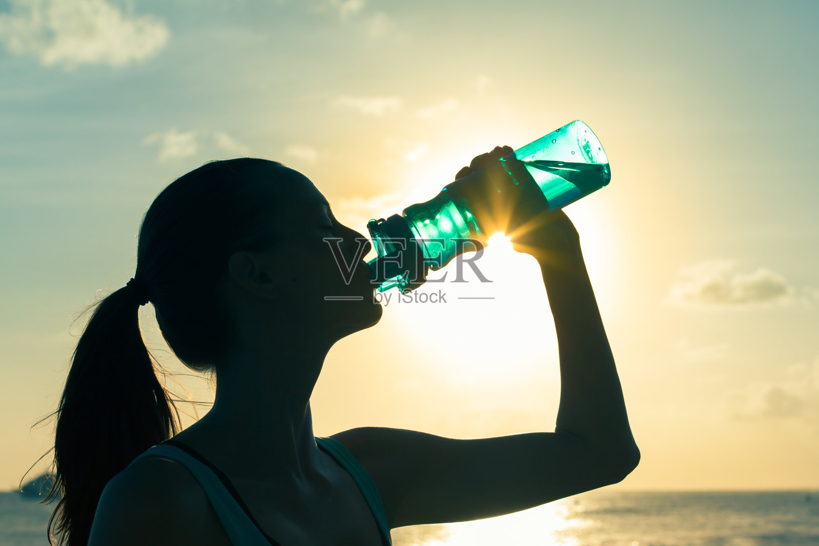 女人的饮用水照片摄影图片