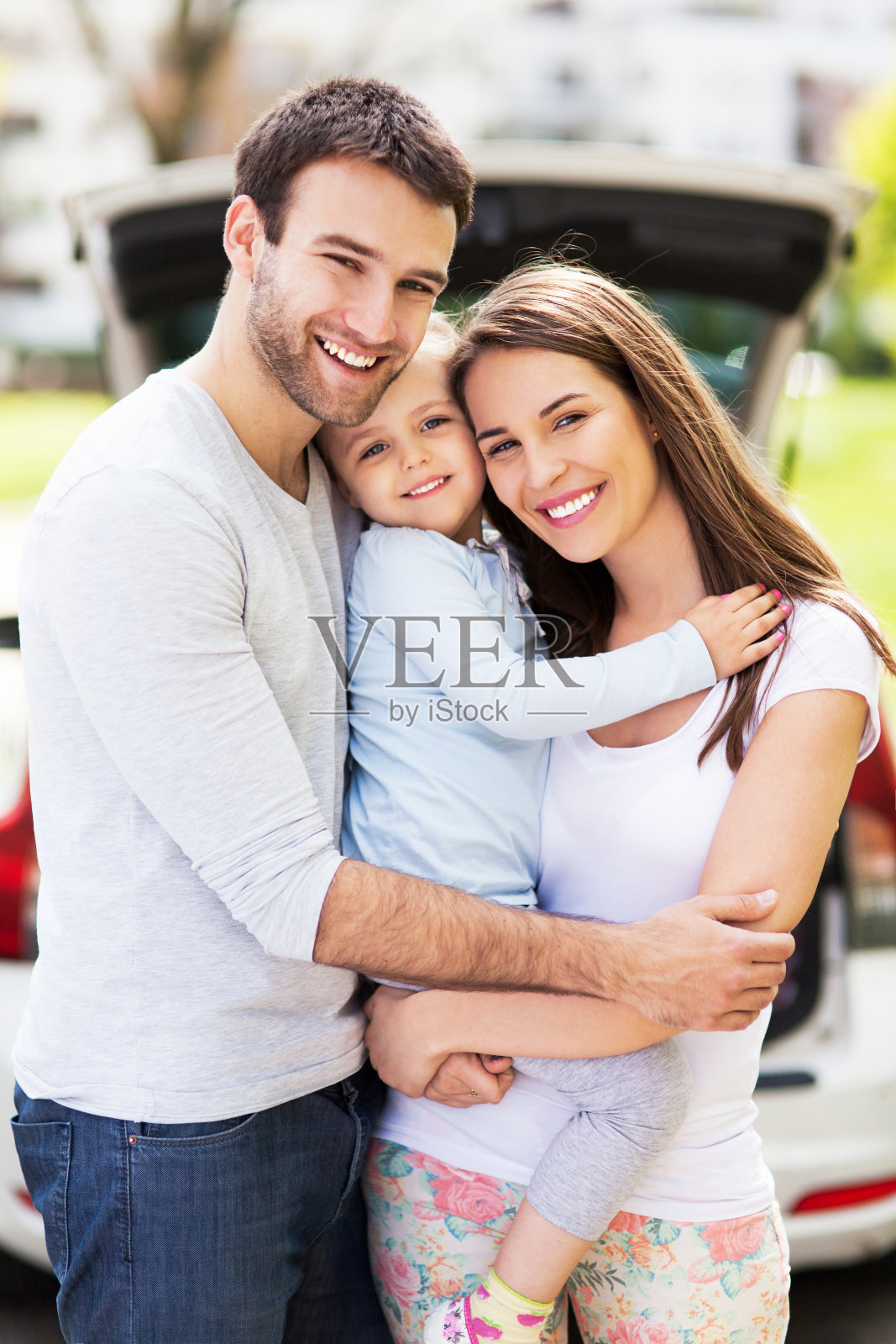 幸福的家庭和汽车的背景照片摄影图片