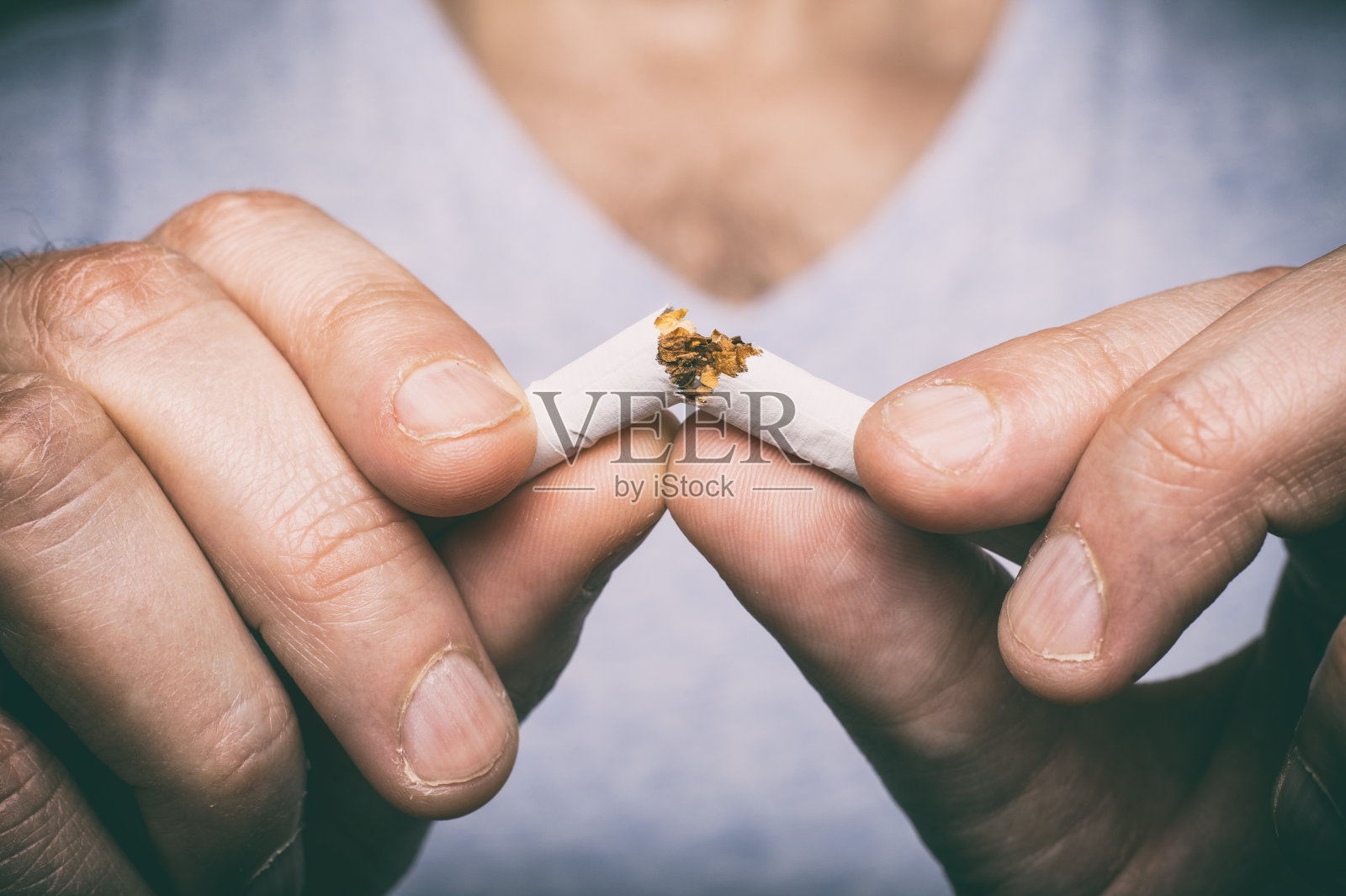 戒烟-男性手捏香烟照片摄影图片