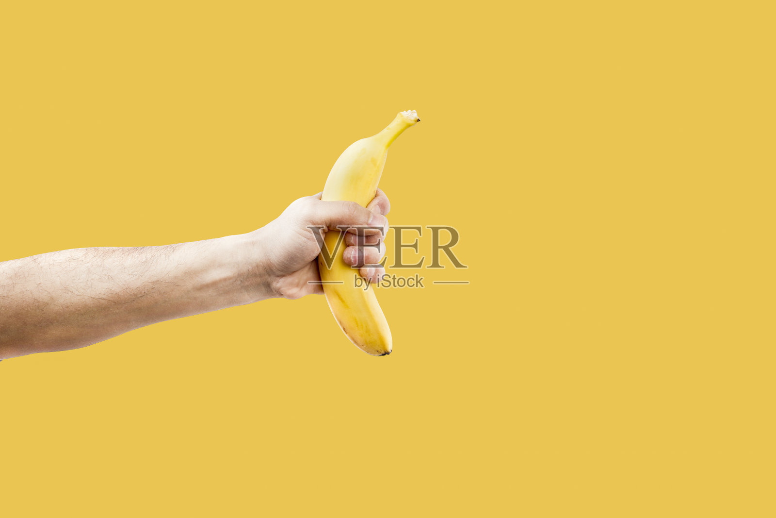 手男拿着一个形状的香蕉电话。照片摄影图片