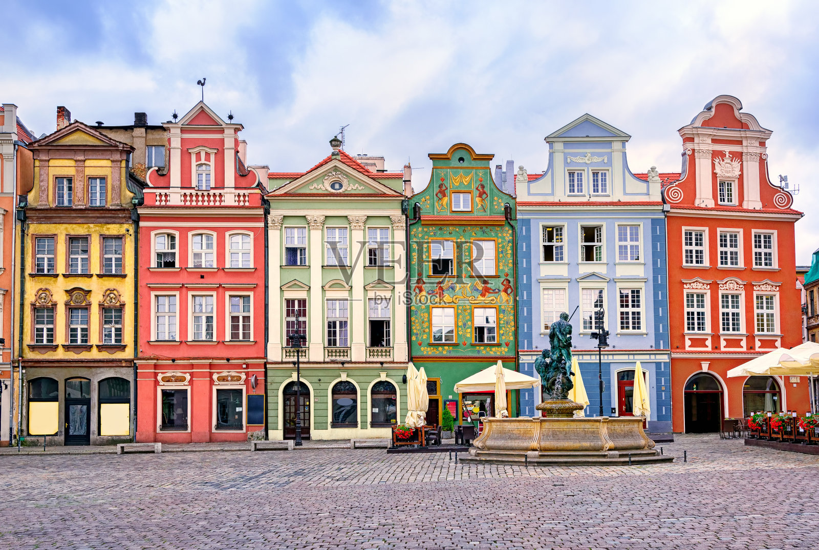 波兰波兹南中心广场上的文艺复兴时期色彩斑斓的立面照片摄影图片