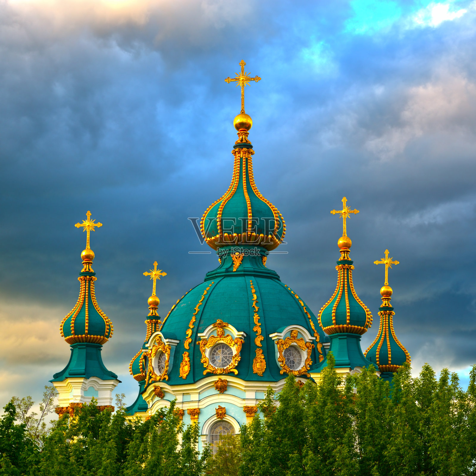基辅圣安德鲁教堂的金色圆顶照片摄影图片