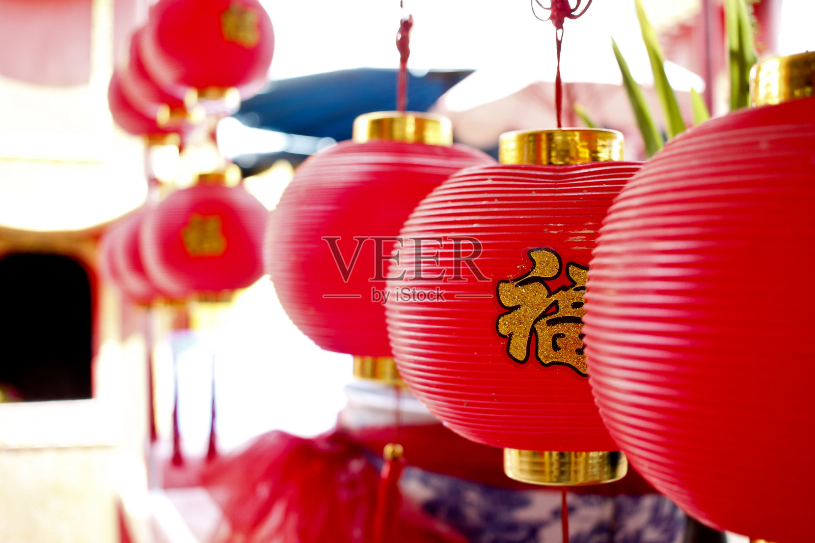 一排挂着的红色中国灯，选择性地关注中文文本照片摄影图片