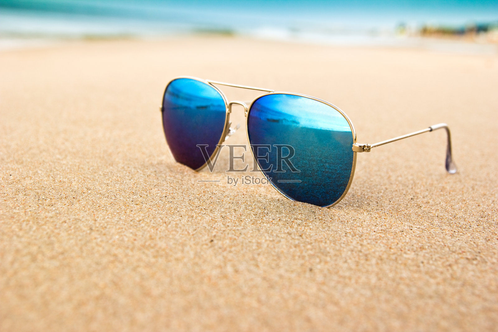 海滩上的太阳镜照片摄影图片