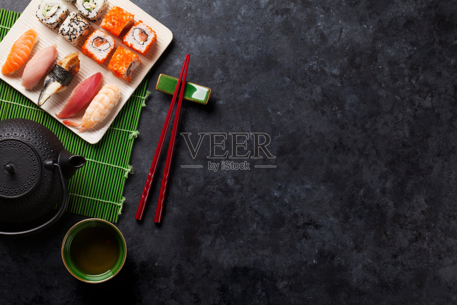 一套寿司，寿司和绿茶照片摄影图片