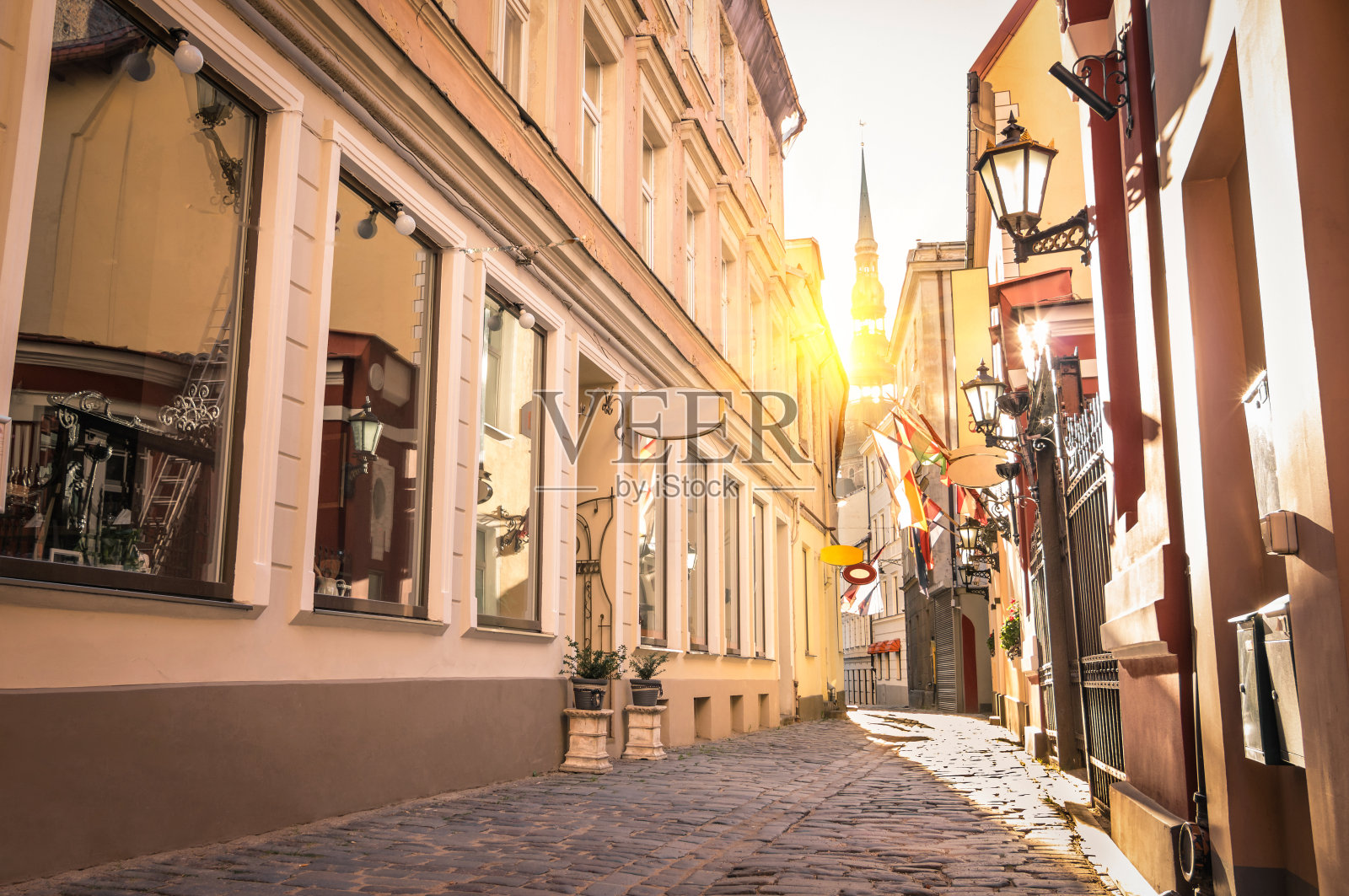 拉脱维亚里加老城中狭窄的中世纪街道照片摄影图片