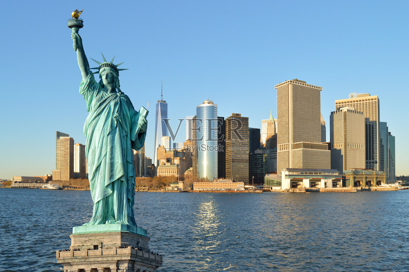 自由女神像和曼哈顿天际线。照片摄影图片