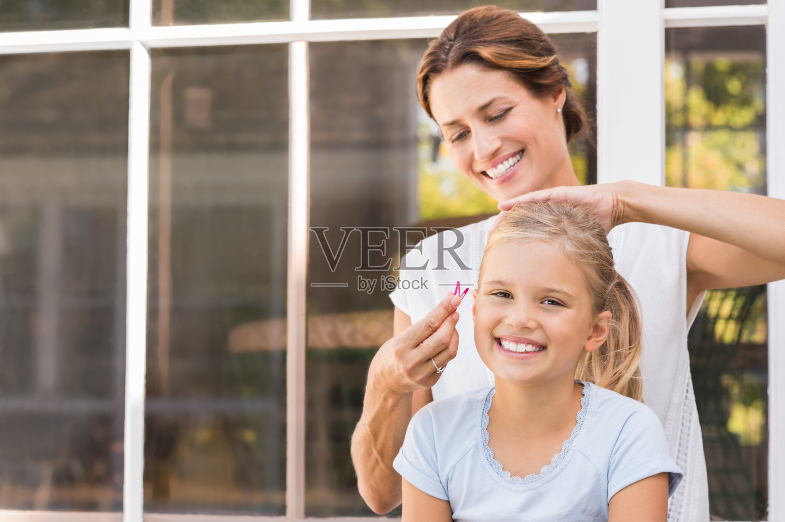母亲为女儿梳头照片摄影图片