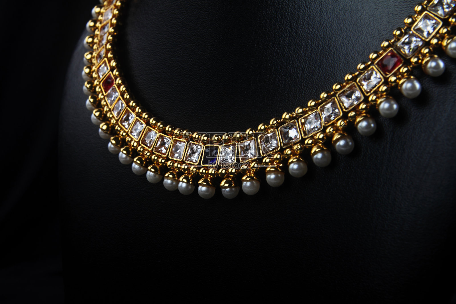 印度传统黄金项链与珍珠照片摄影图片