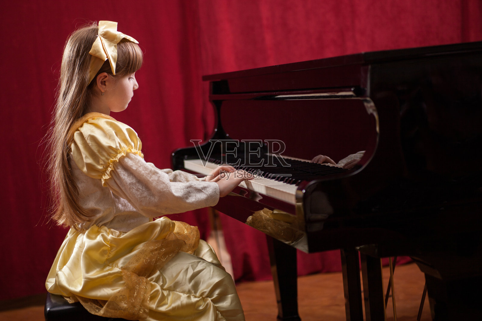 小女孩在弹古典钢琴照片摄影图片