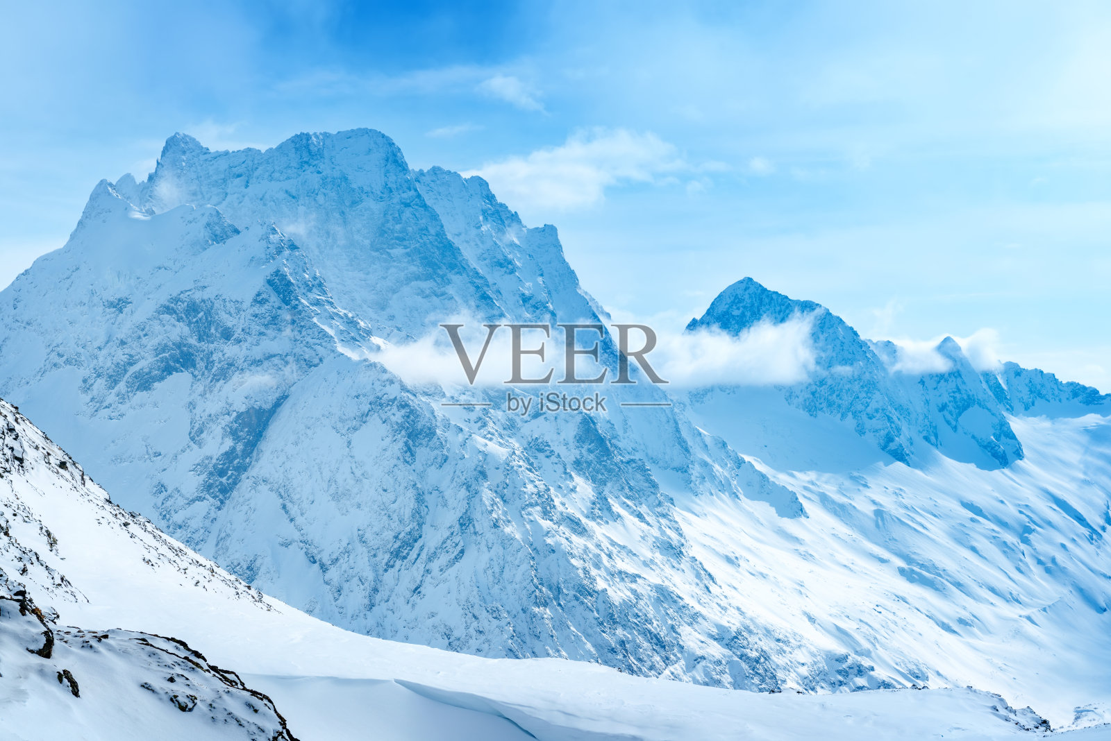美丽的风景冬白雪皑皑覆盖着东巴吉的山峰照片摄影图片