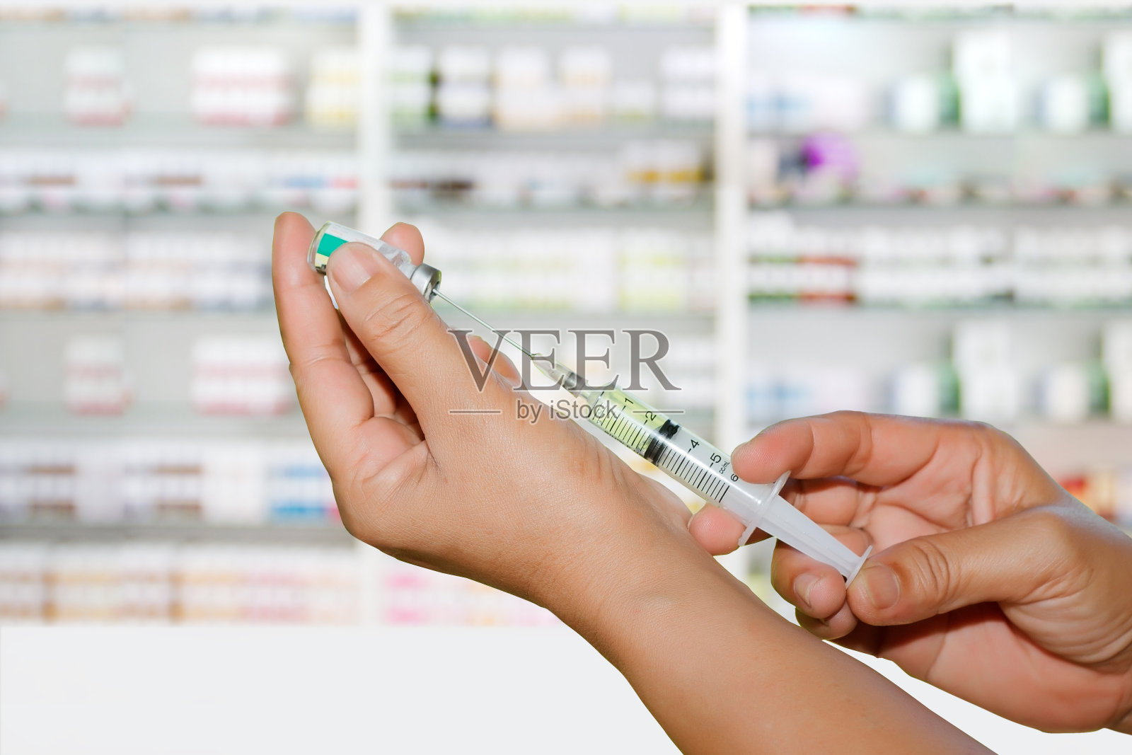 递给医生一个注射器在药店和药店为背景照片摄影图片
