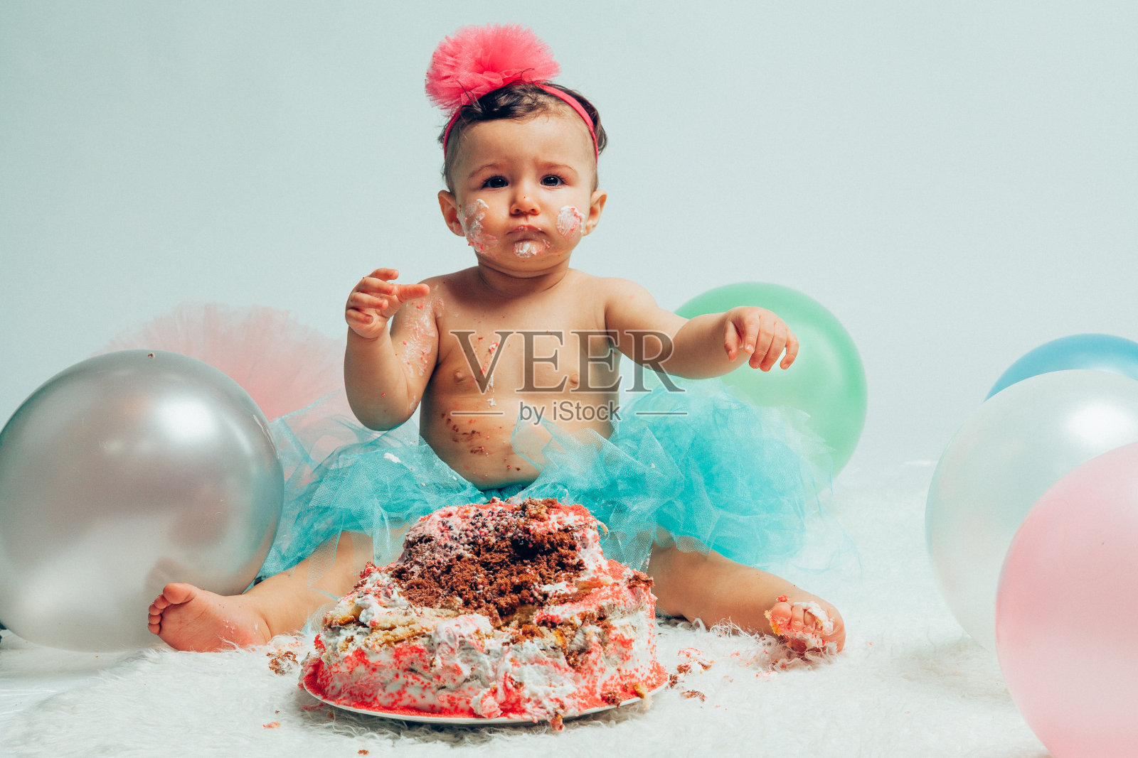 小女孩在砸蛋糕派对上吃生日蛋糕照片摄影图片