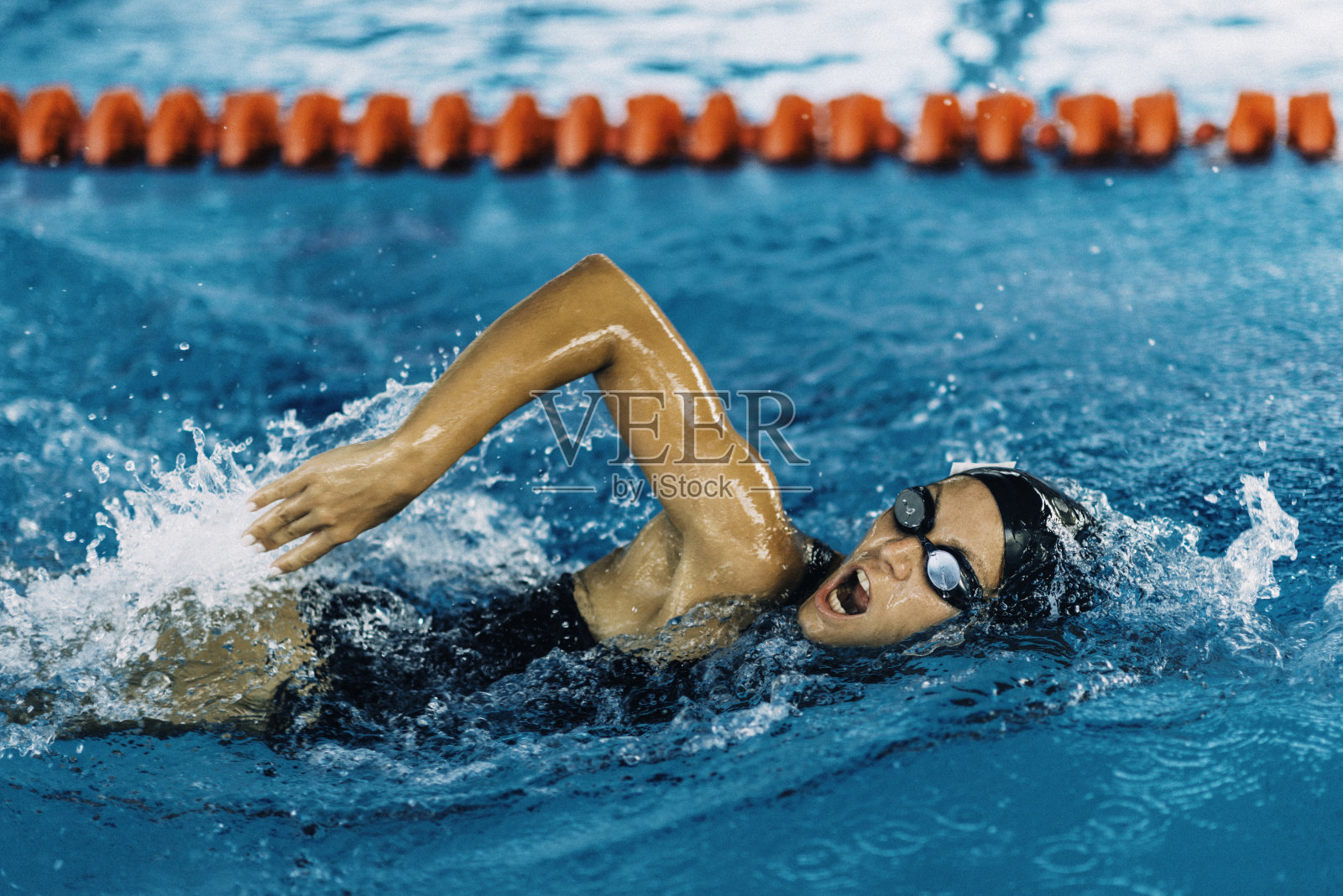 女性Frestyle游泳照片摄影图片