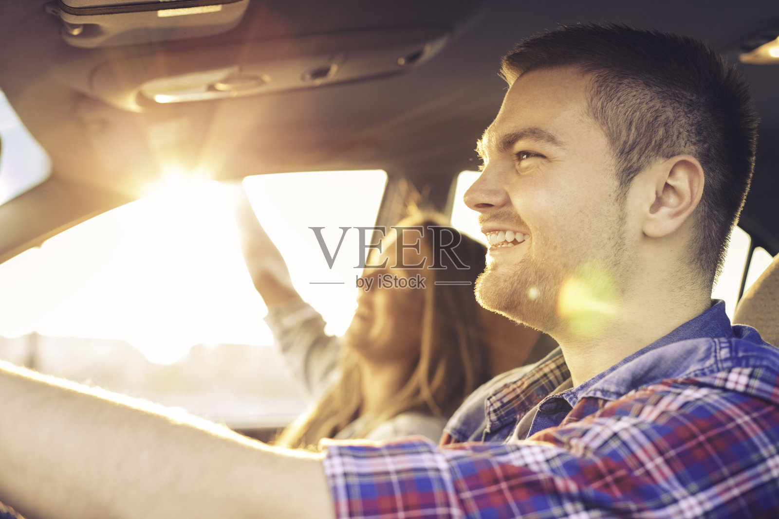幸福的夫妇开车照片摄影图片