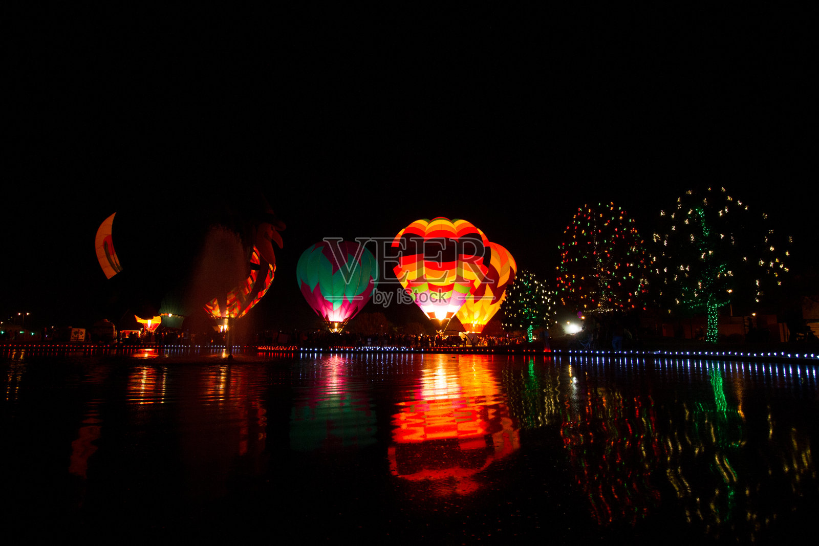 夜晚热气球照明照片摄影图片