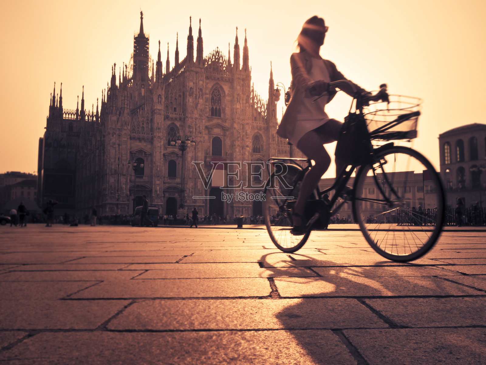 日落时分在米兰骑自行车照片摄影图片