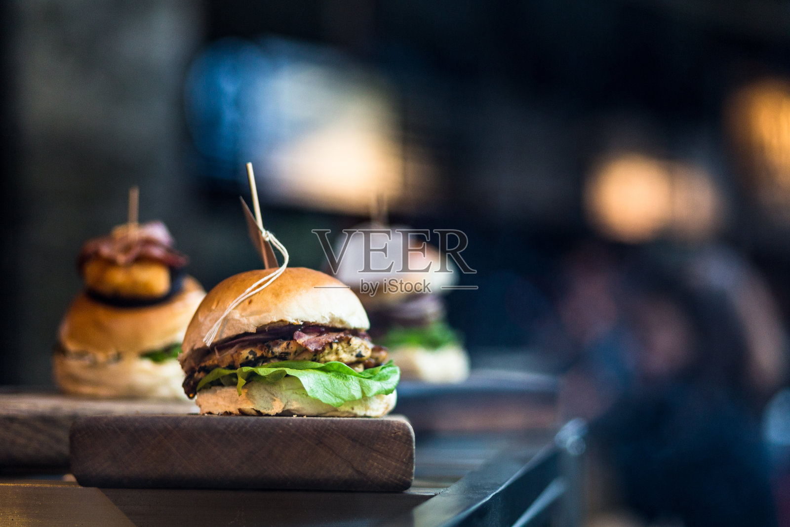 新鲜的火焰烤汉堡在食品市场照片摄影图片