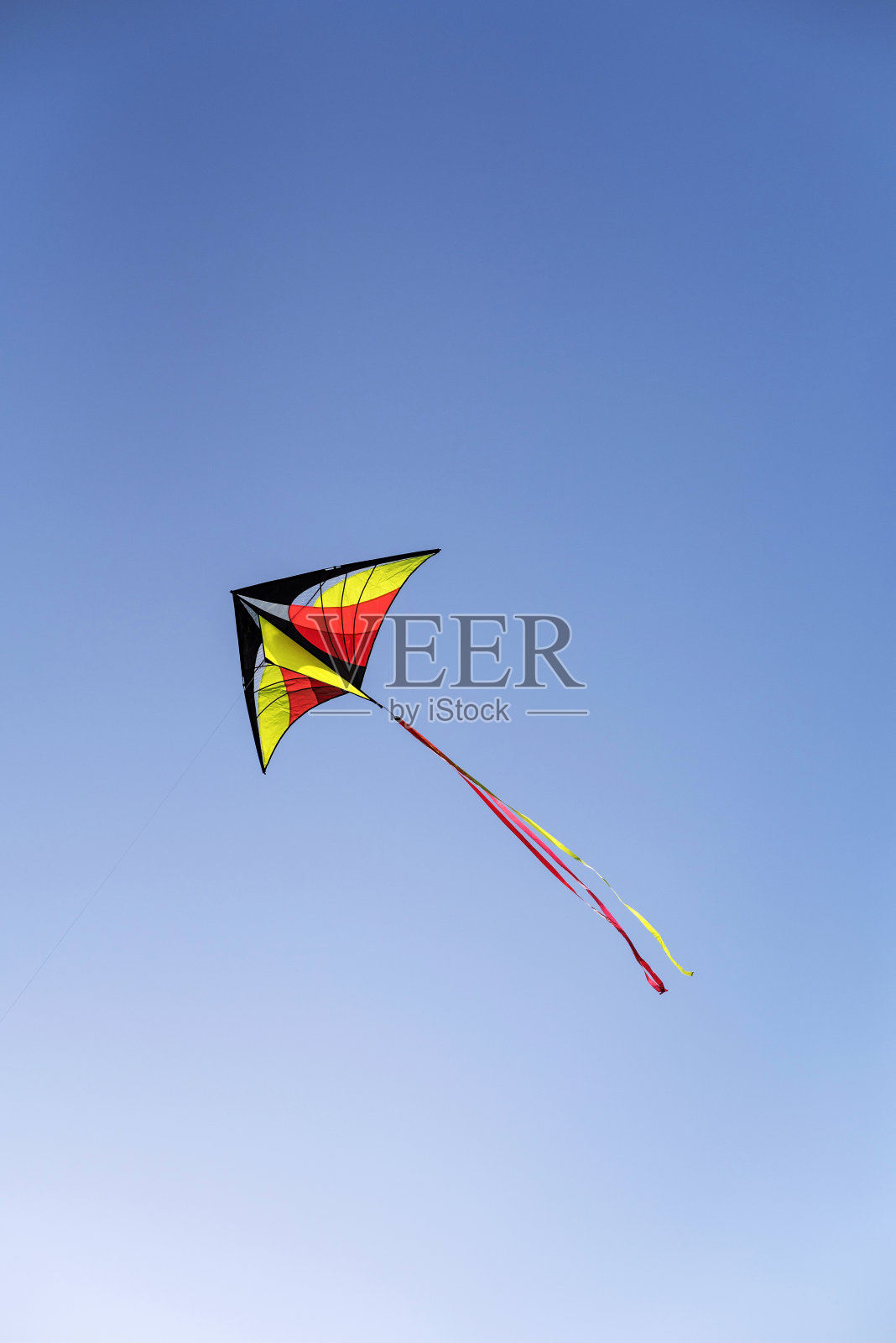 五颜六色的风筝在蓝天上飞翔照片摄影图片