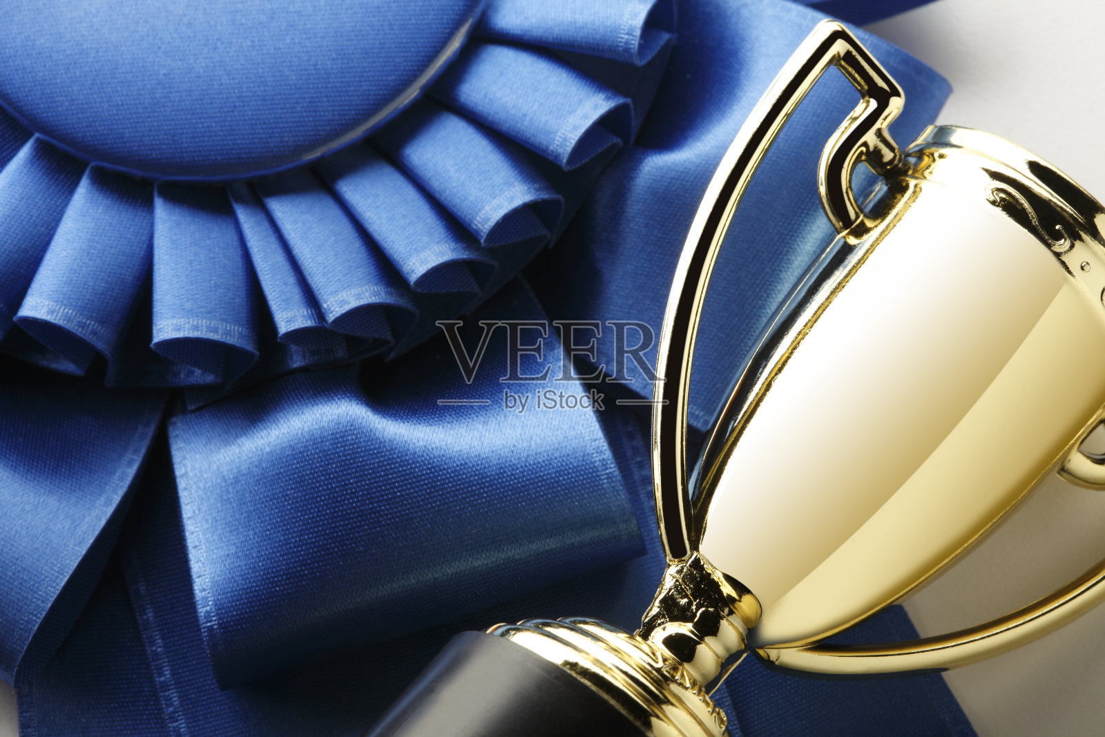 奖杯和蓝丝带的特写照片摄影图片