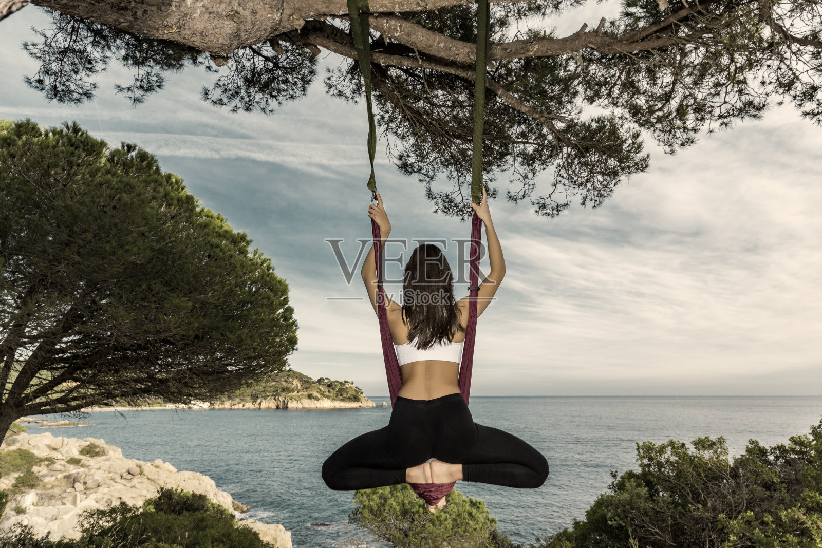 在户外练习空中瑜伽的女人照片摄影图片