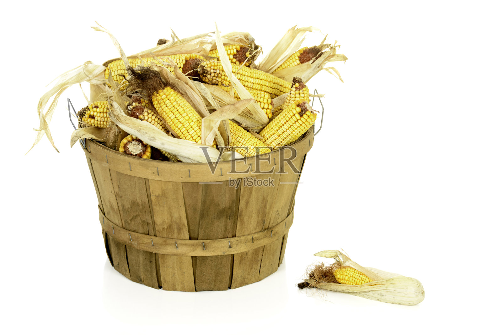 蒲式耳篮子里的干玉米照片摄影图片