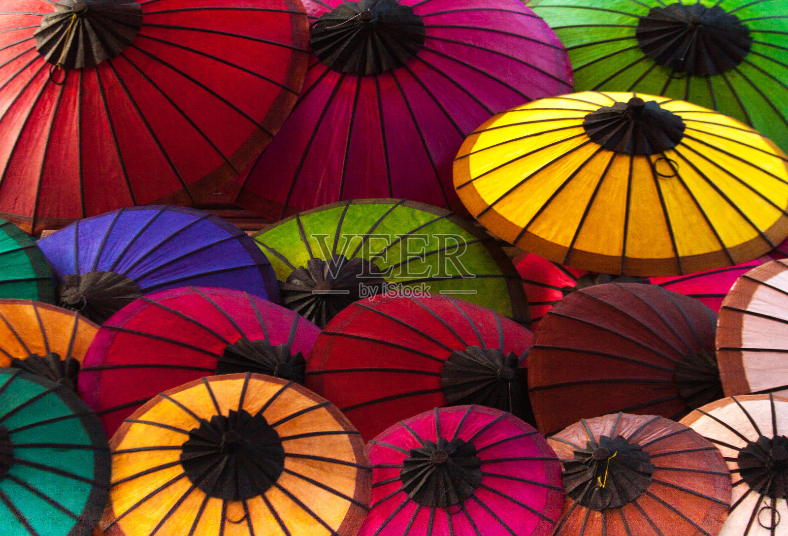 老挝:琅勃拉邦市场上充满活力的彩色纸阳伞照片摄影图片