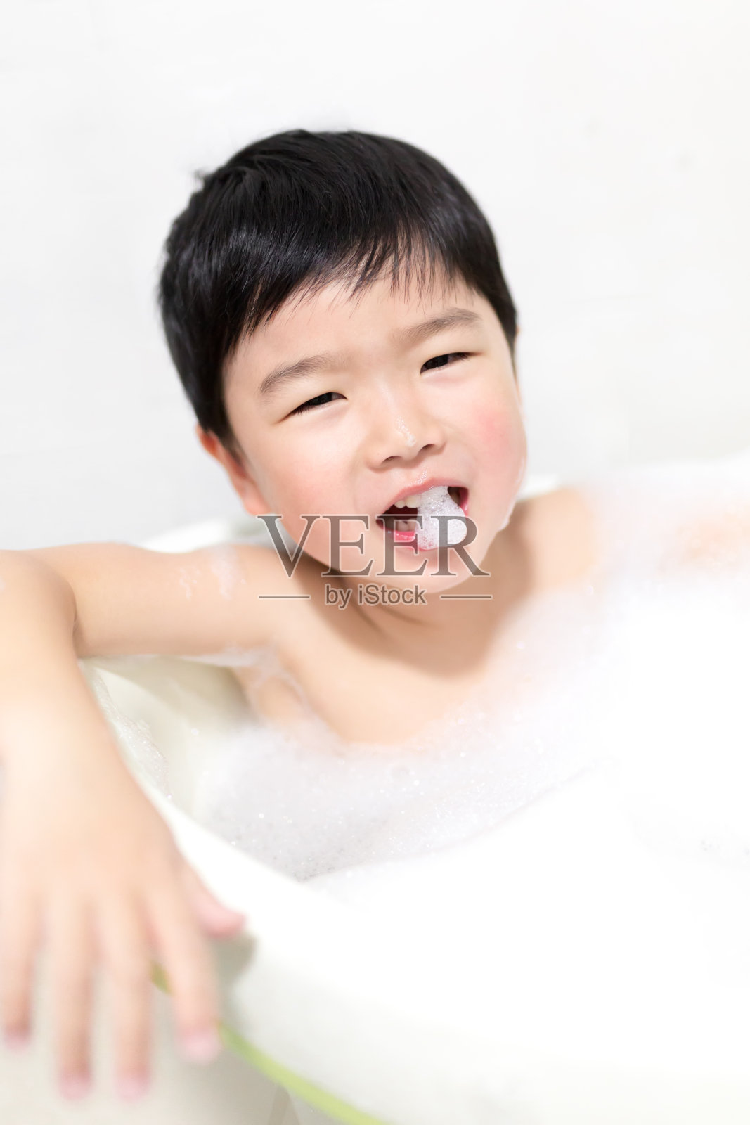 浴缸里的男孩照片摄影图片