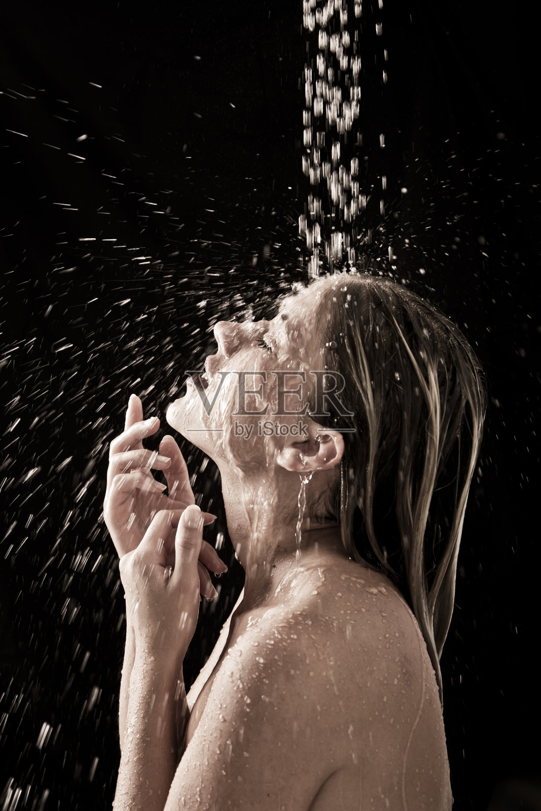 淋浴下的女人肖像照片摄影图片