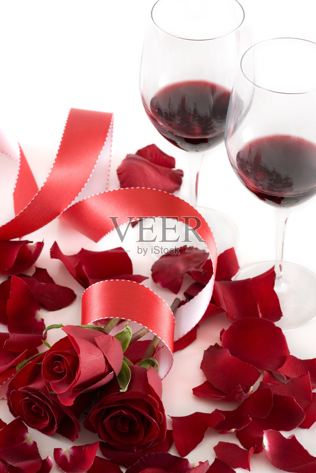 美丽，浪漫的玫瑰，花瓣，红酒和白丝带照片摄影图片