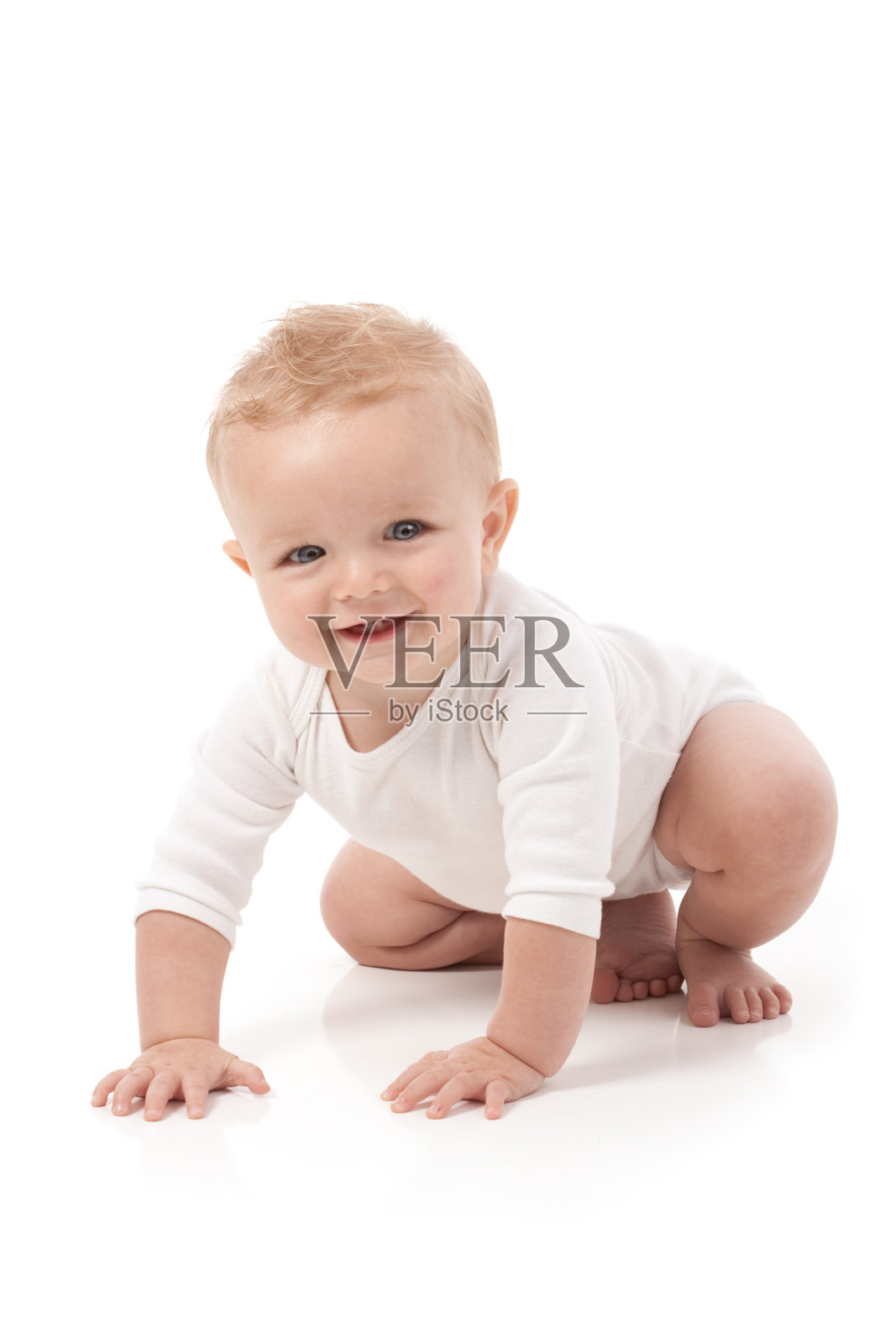 快乐的九个月大的婴儿在白色的背景照片摄影图片
