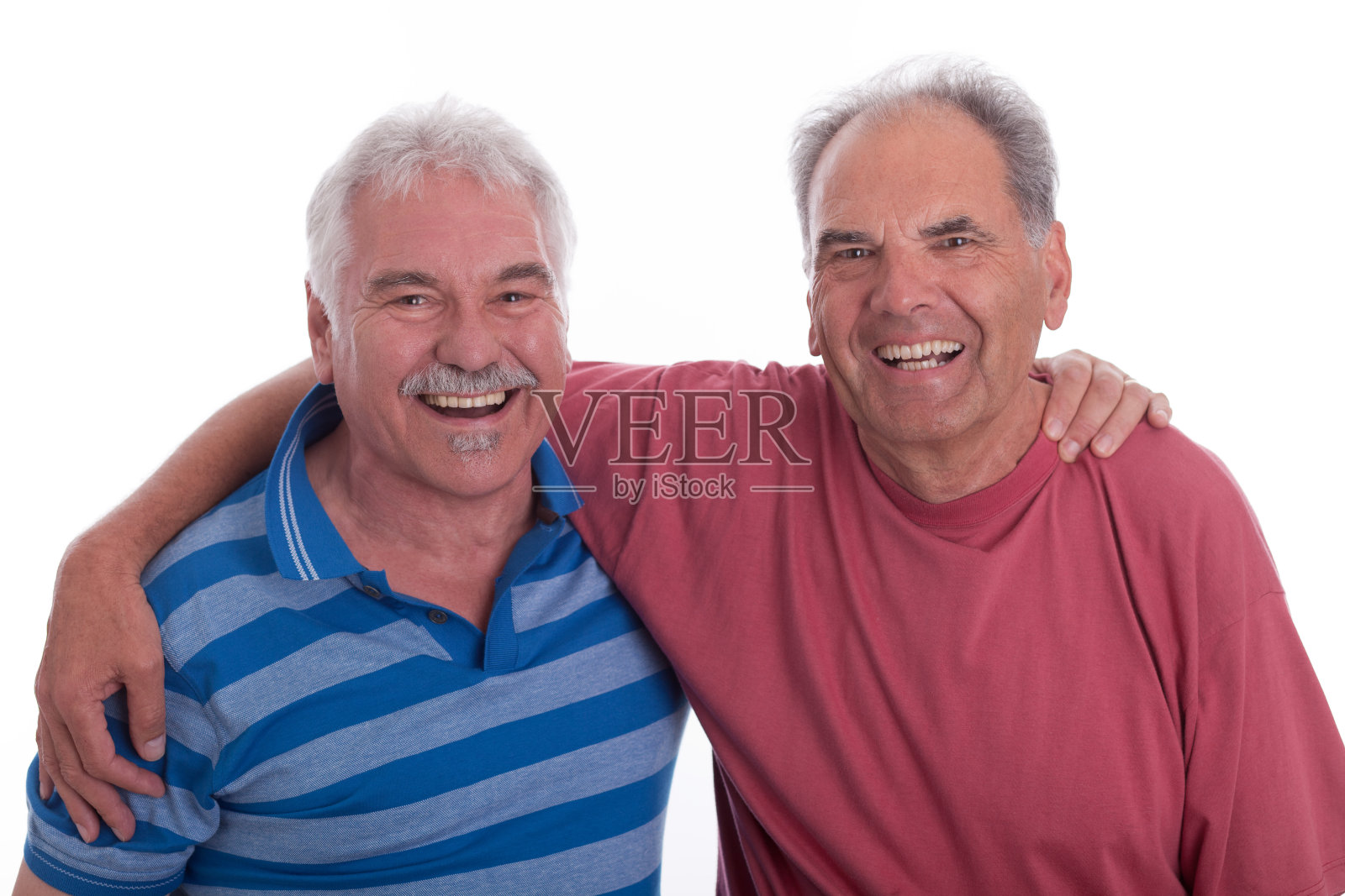 两个快乐地笑着的老男人拥抱在一起照片摄影图片