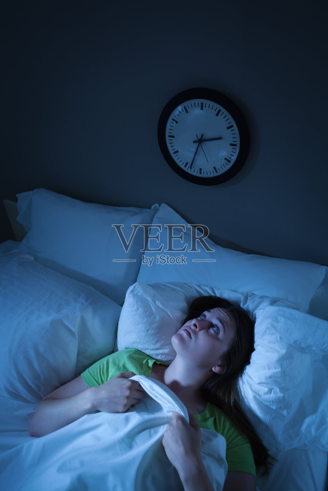失眠女人在床上的压力和焦虑中醒来照片摄影图片
