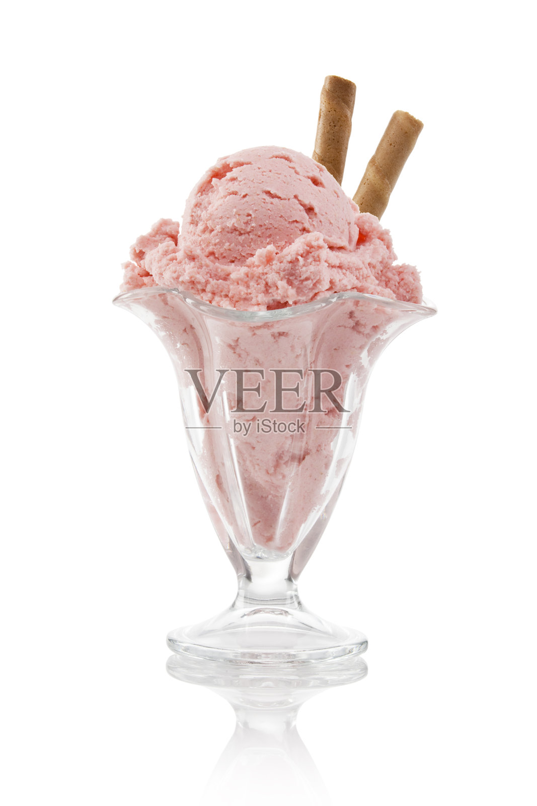 草莓冰淇淋圣代。照片摄影图片