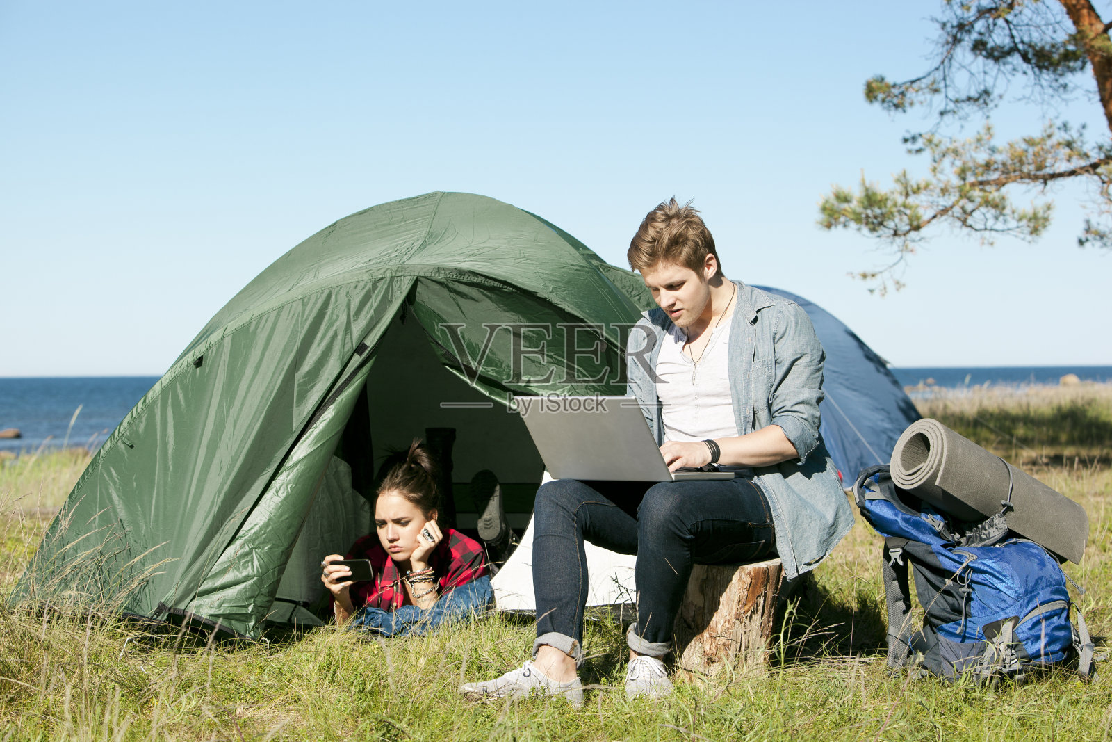 年轻夫妇露营照片摄影图片