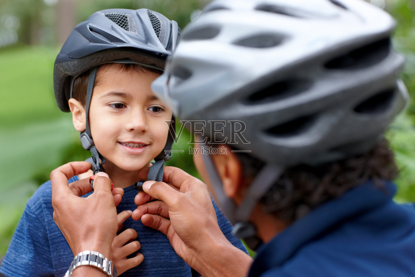 可爱的小男孩准备骑自行车照片摄影图片