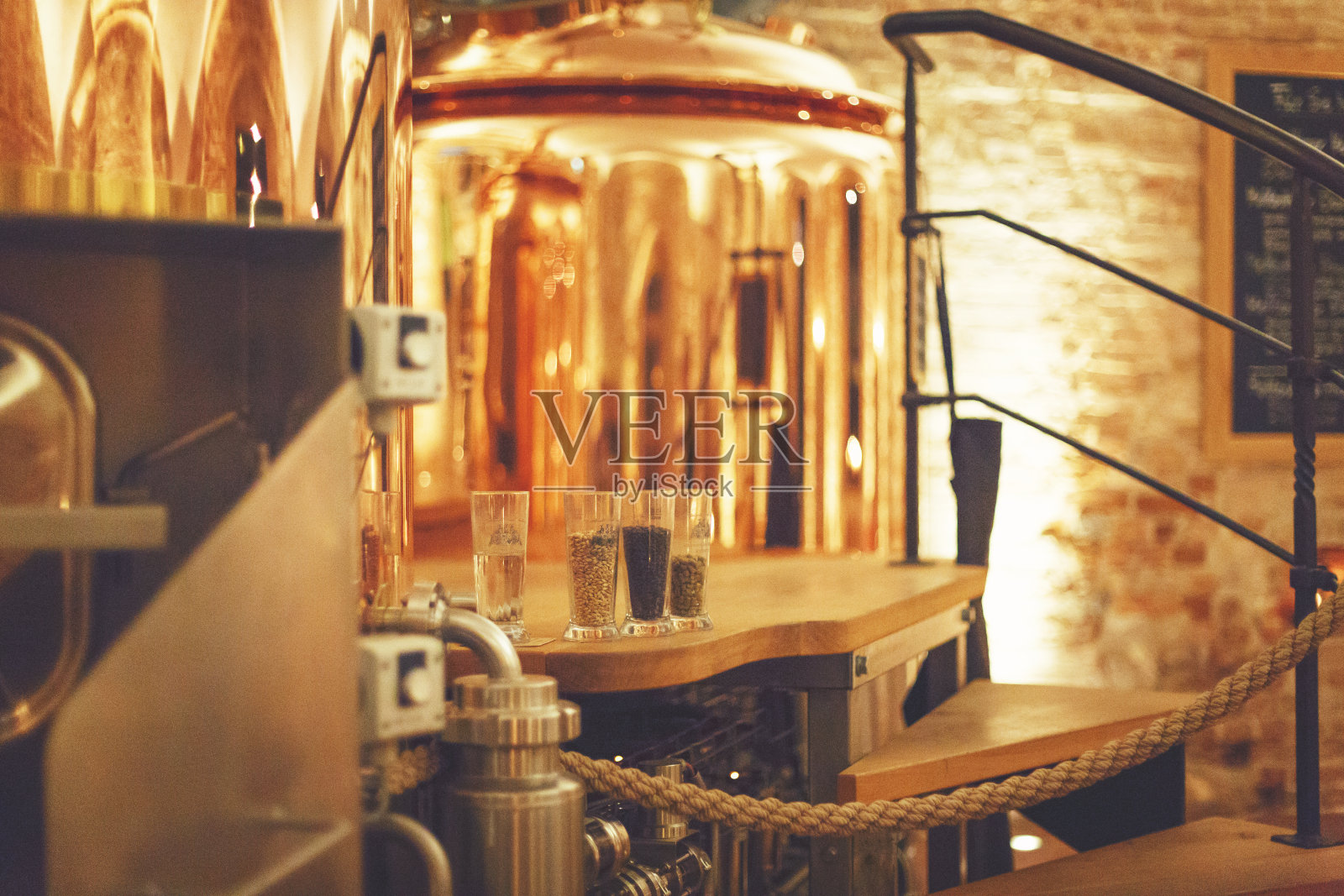 微型啤酒厂的发酵罐照片摄影图片