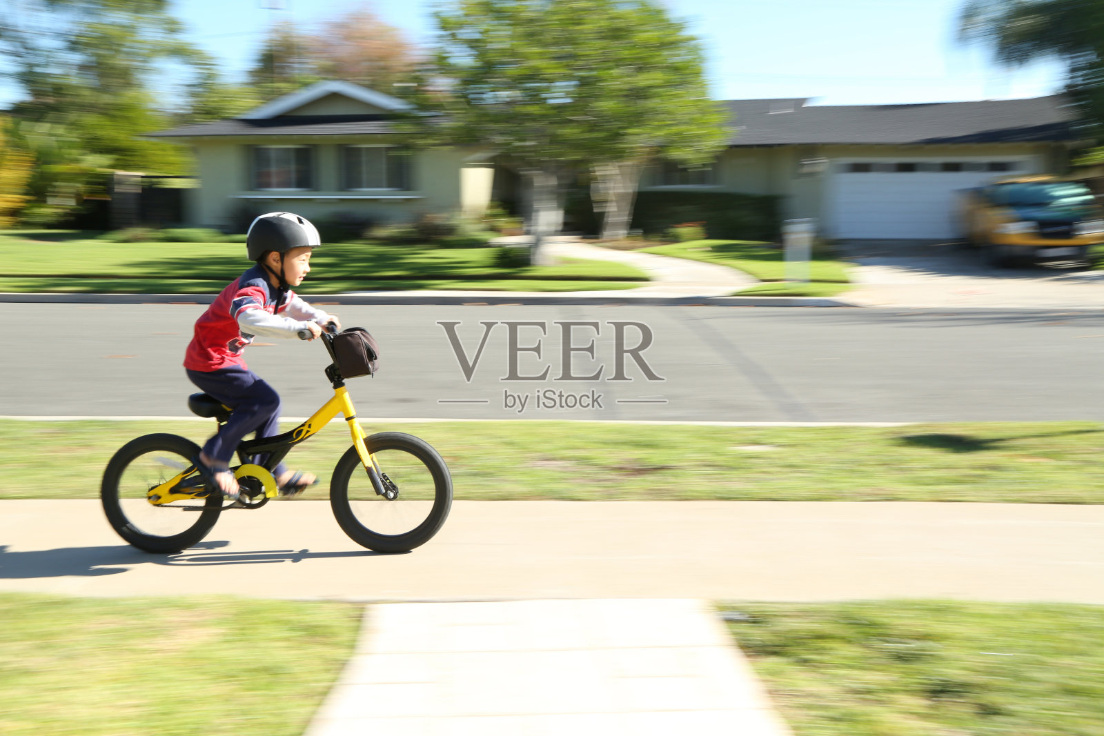 男孩骑着他的自行车在运动模糊照片摄影图片