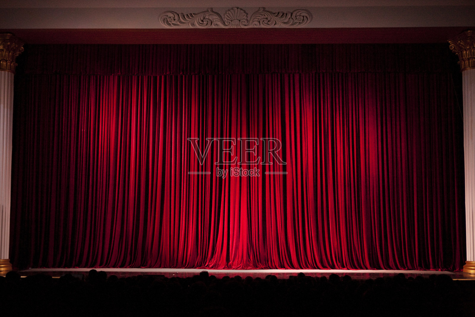 红色舞台幕与观众照片摄影图片