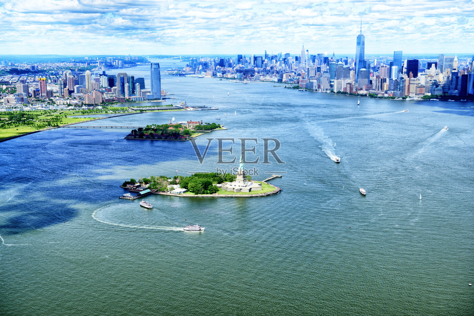 纽约自由女神像和曼哈顿天际线。鸟瞰图。照片摄影图片