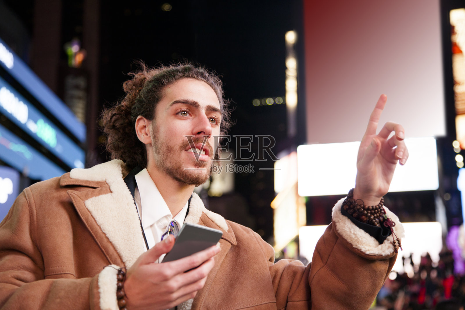 纽约时代广场，一名男子在叫出租车。照片摄影图片