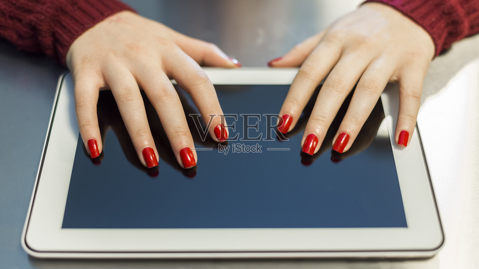 女人在平板电脑上打字照片摄影图片