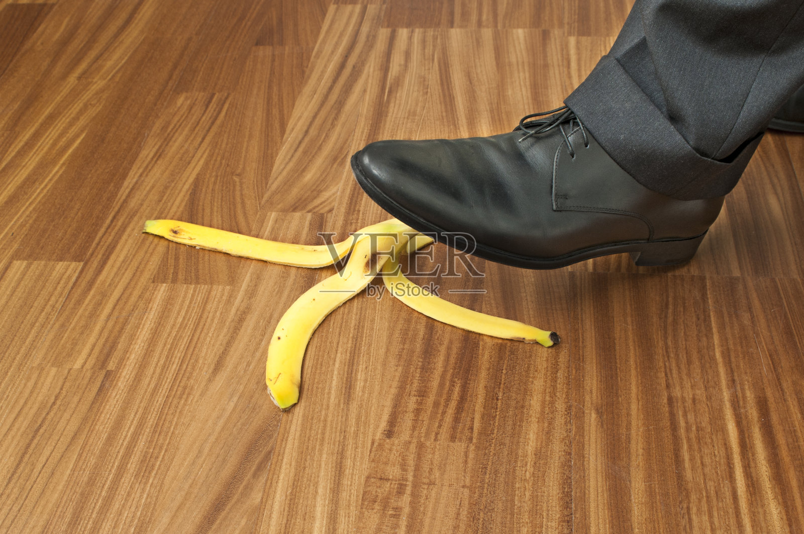 踩在香蕉皮上的商人照片摄影图片